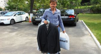Евгений обеспечил фирменной одеждой десятки нуждающихся людей!