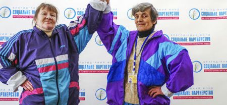 Бездомные одинокие пенсионеры участвуют в Nova Poshta Kyiv Half Marathon 2016! 