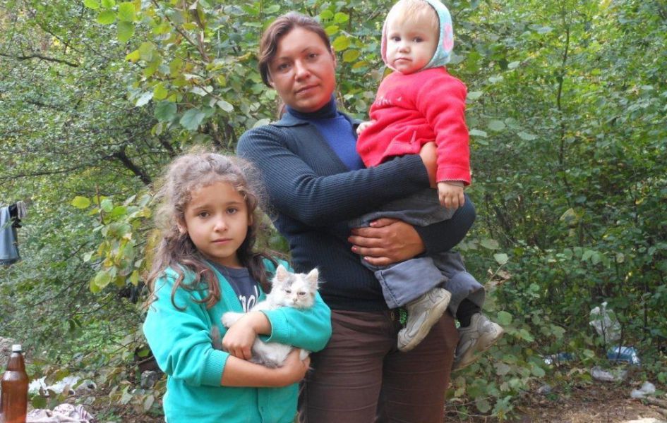 Семья с двумя маленькими девочками живет в палатке возле Киева