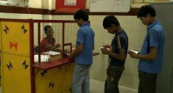 Индийские бездомные дети открыли свой банк