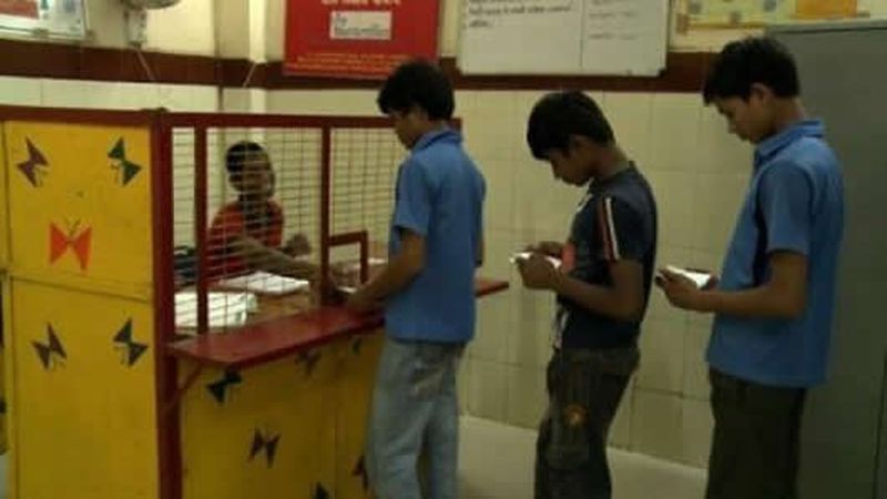 Индийские бездомные дети открыли свой банк