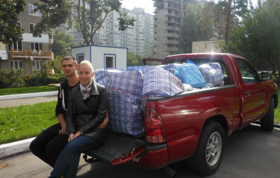 Тамила и Юрий привезли столько вещей для бездомных, что они еле поместились в багажник пикапа