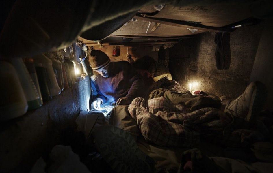 Репортеры Euronews обнаружили огромное число бездомных живущих в пещерах Греции