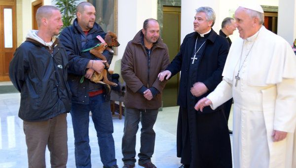 Папа Римский отметил день рождения в компании трех бездомных и собаки